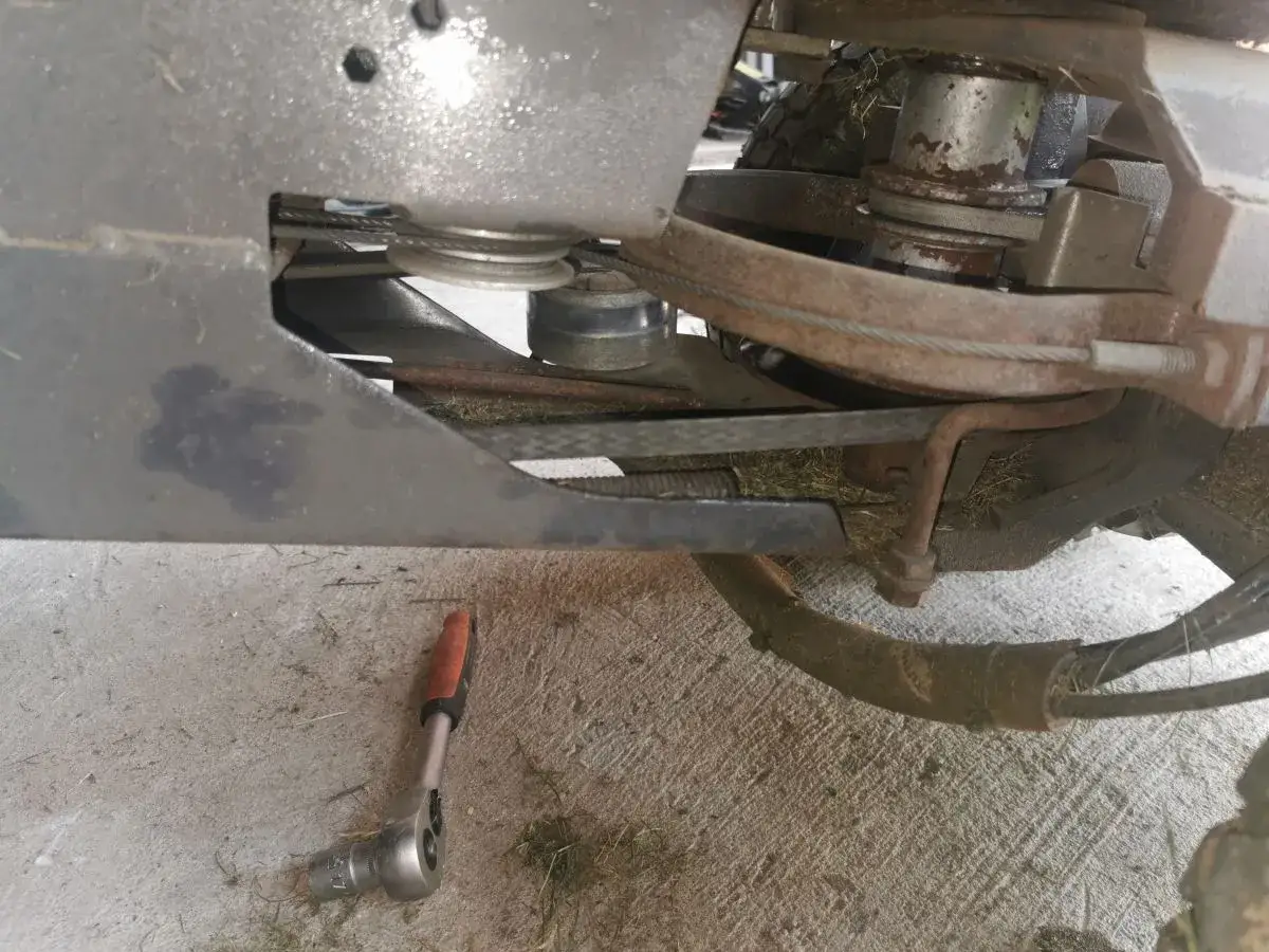 Zdjęcie Jak wymienić pasek napędu w kosiarce Husqvarna bez problemów