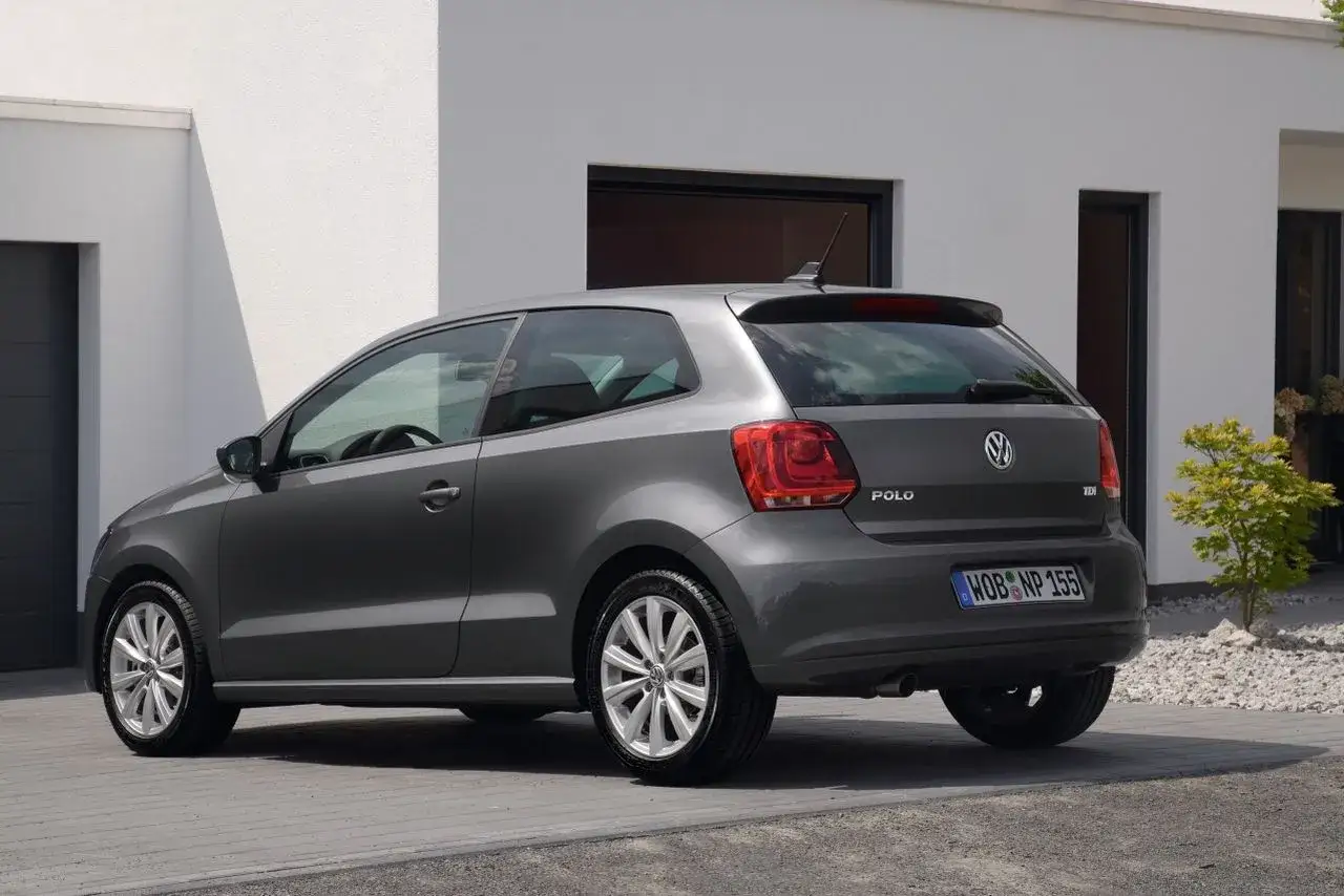 Szary Volkswagen Polo TDI, widok z tyłu. Poznaj polo dane techniczne tego miejskiego auta.