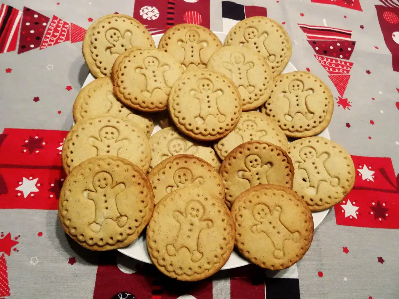 Składniki na trwałe ciastka: miód, przyprawy korzenne, masło