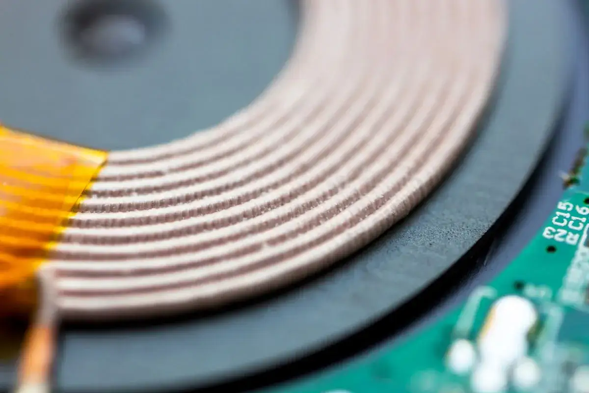 kuchenka indukcyjna ładowarka bezprzewodowa