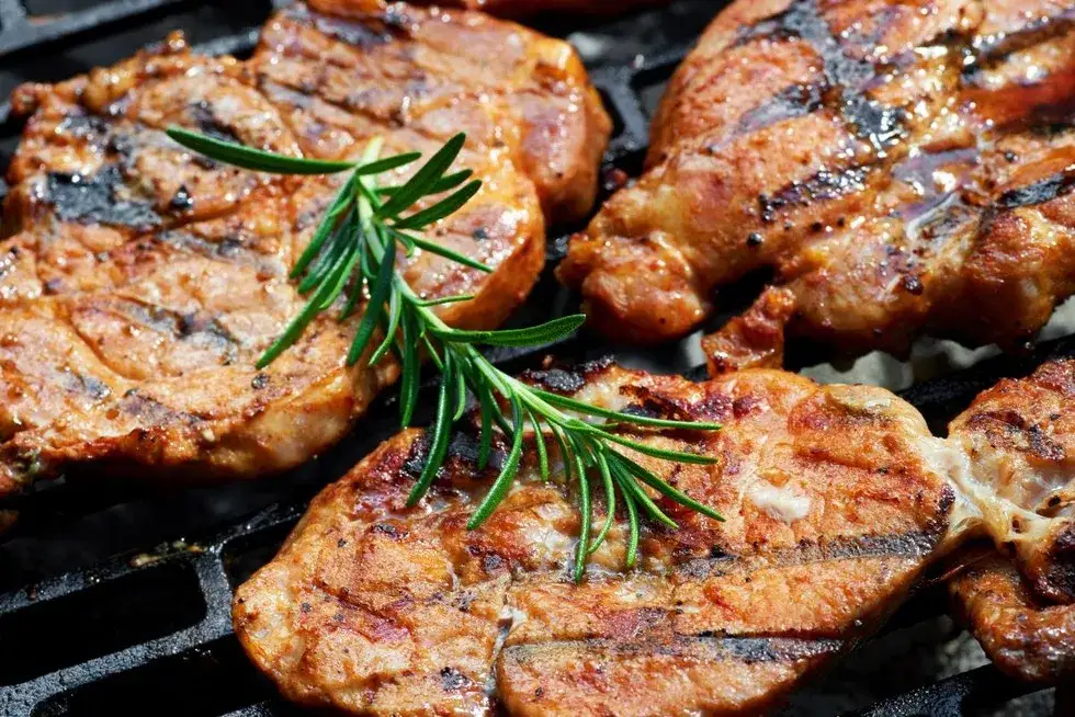 Tanie mięsa na grilla, kark&oacute;wka, kiełbasa, kurczak