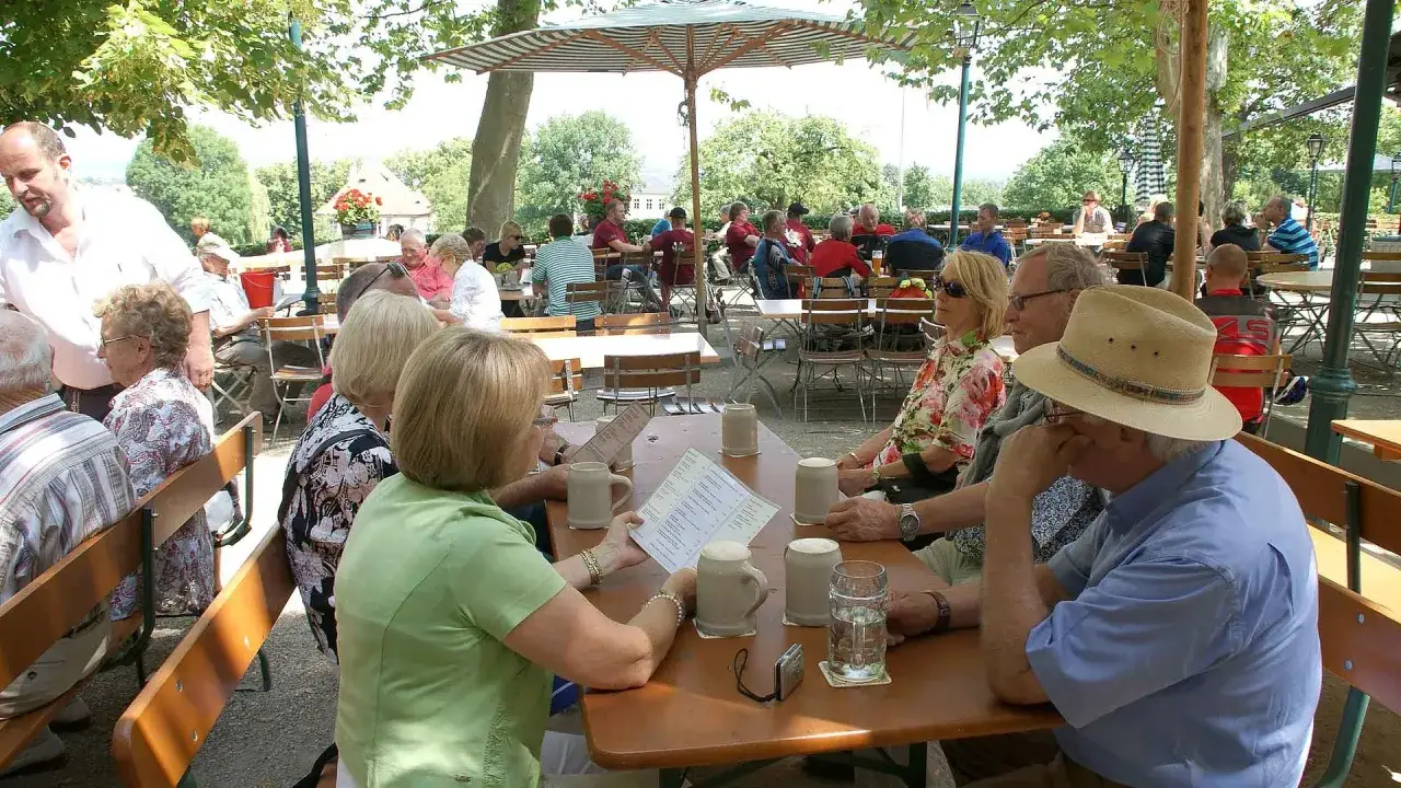 Traditioneller fr&auml;nkischer Biergarten mit G&auml;sten