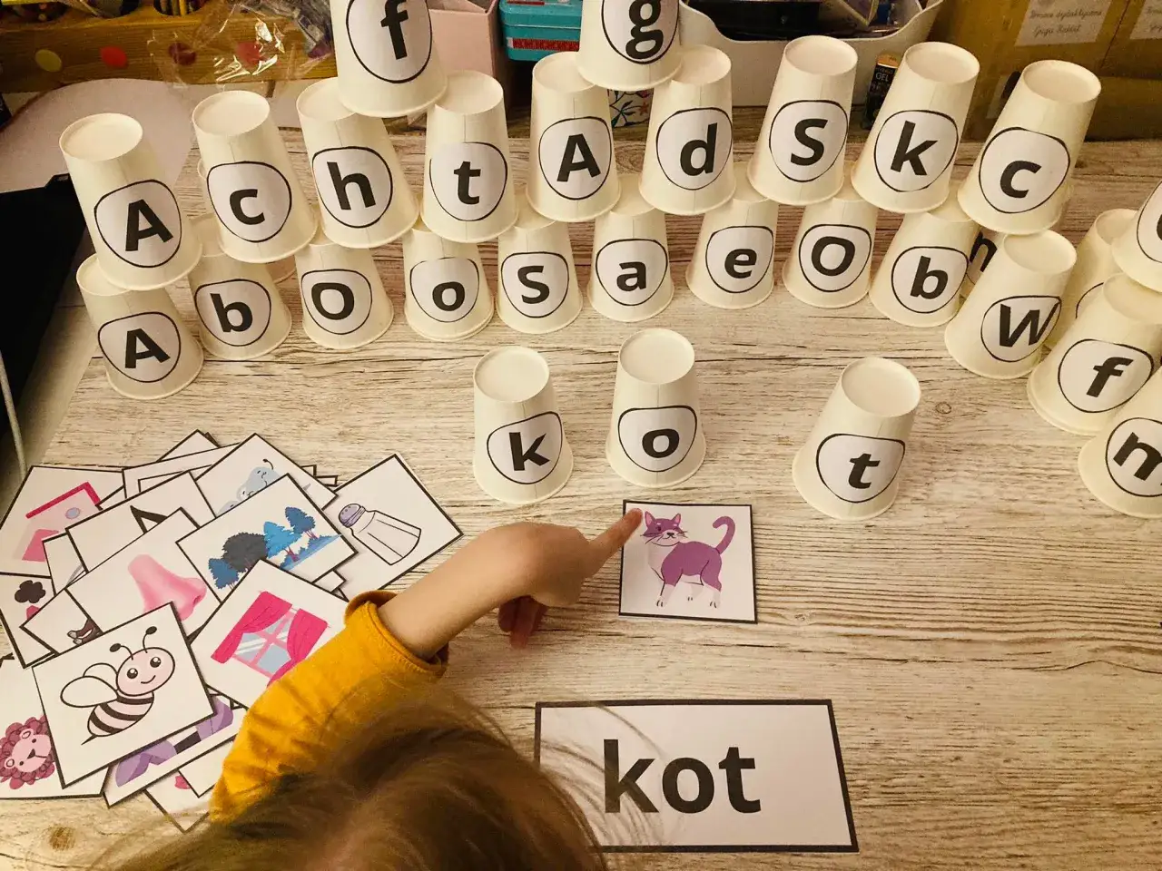 Darmowe karty pracy litery pomagają dziecku układać słowa, jak 