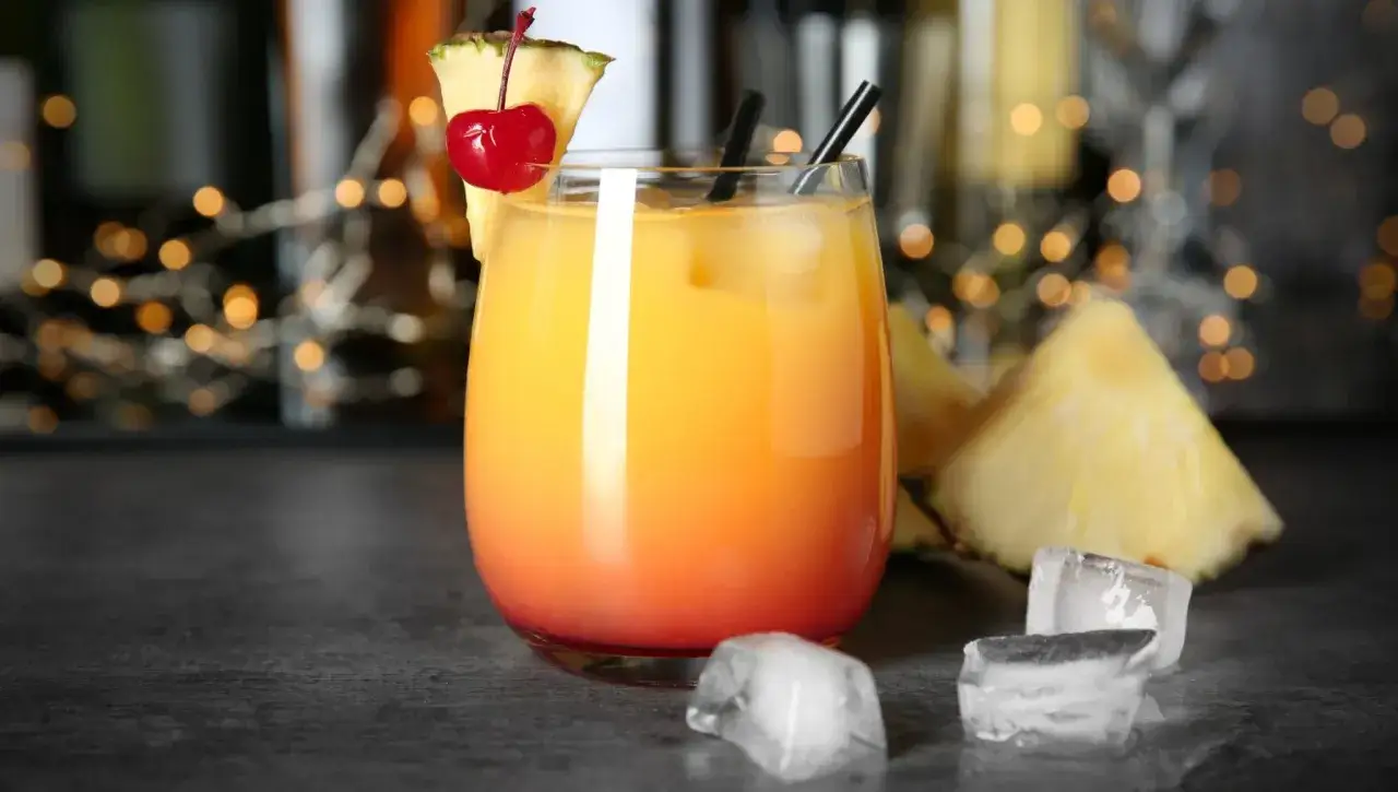 Orzeźwiający drink z ananasem i wiśnią, idealny na gorące wieczory. Ten drink sex sprawi, że poczujesz się jak na wakacjach.