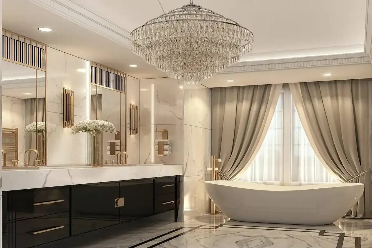 Luksusowa łazienka z wanną i kryształowym żyrandolem. Oświetlenie nad wanną inspiracje: złote detale, marmur i eleganckie zasłony.