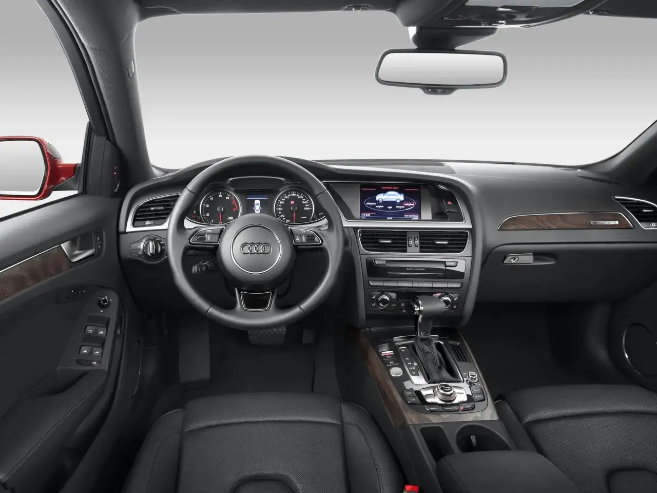 Wnętrze Audi A4 B8. Typowe usterki mogą dotyczyć elektroniki lub skrzyni biegów, ale ten egzemplarz wygląda na zadbany.