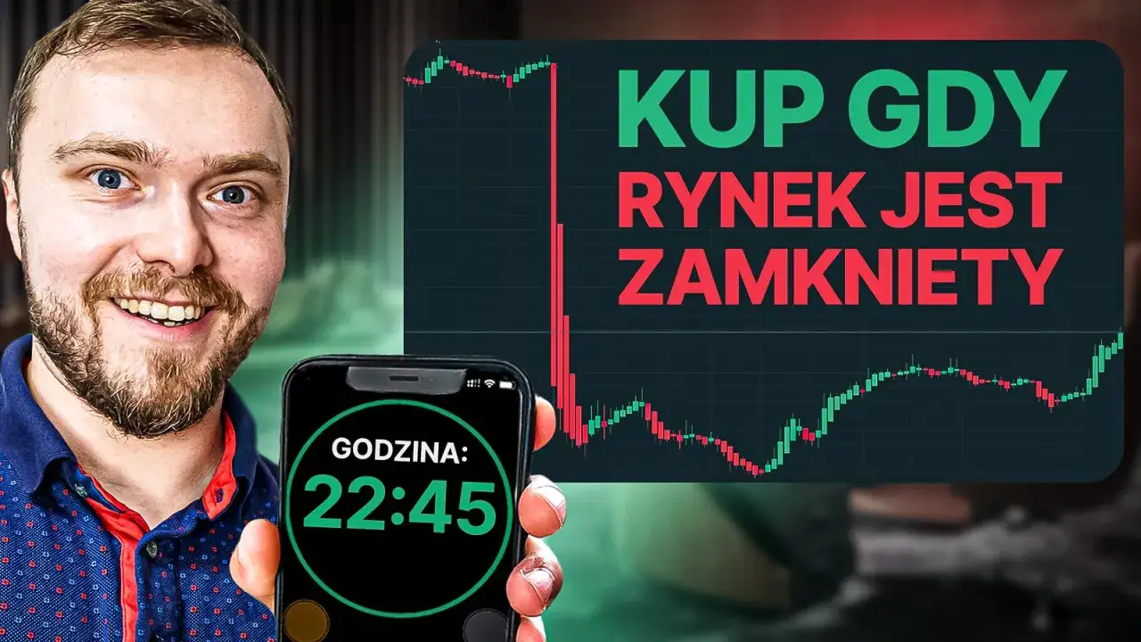 Uśmiechnięty mężczyzna trzyma telefon z zegarem 22:45 i wykresem giełdowym. Tekst 