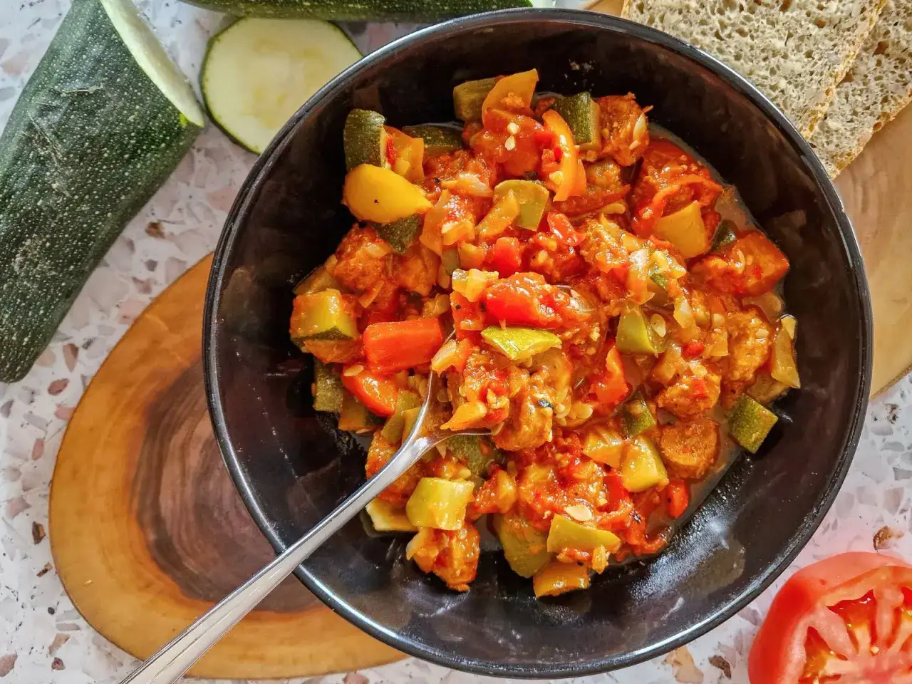 Aksamitne leczo z cukinii, papryki i pomidorów. Czy leczo jest zdrowe? Z pewnością tak, gdy jest pełne warzyw!