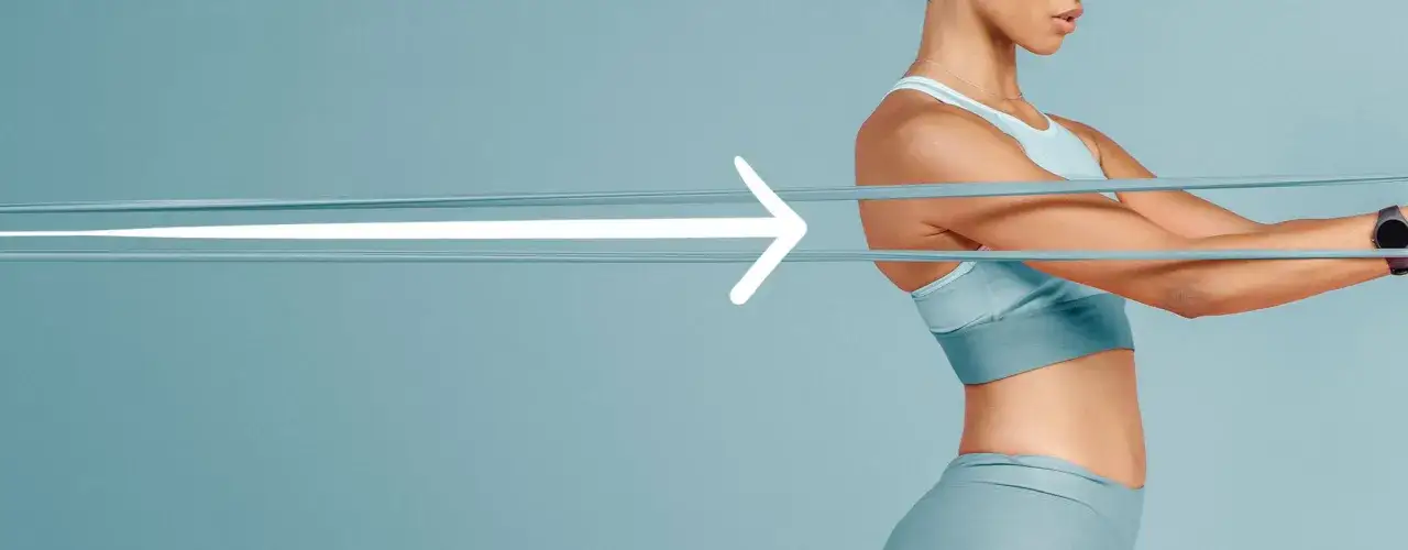 osoba ćwicząca z gumą oporową w domu