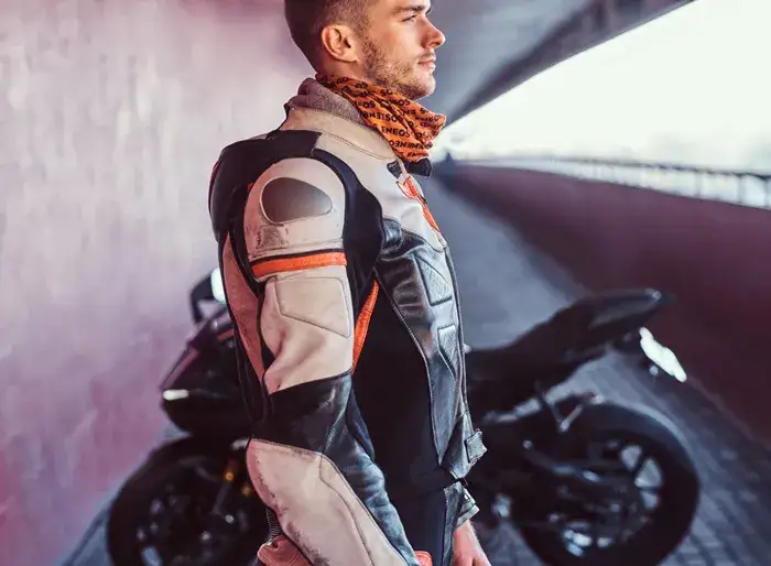 certyfikacja kombinezonu motocyklowego ochraniacze