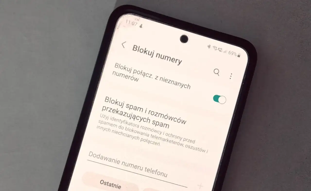 Telefon blokuje niechciane numery. Co słyszy numer zablokowany jak dzwoni? Ciszę lub komunikat o niedostępności.