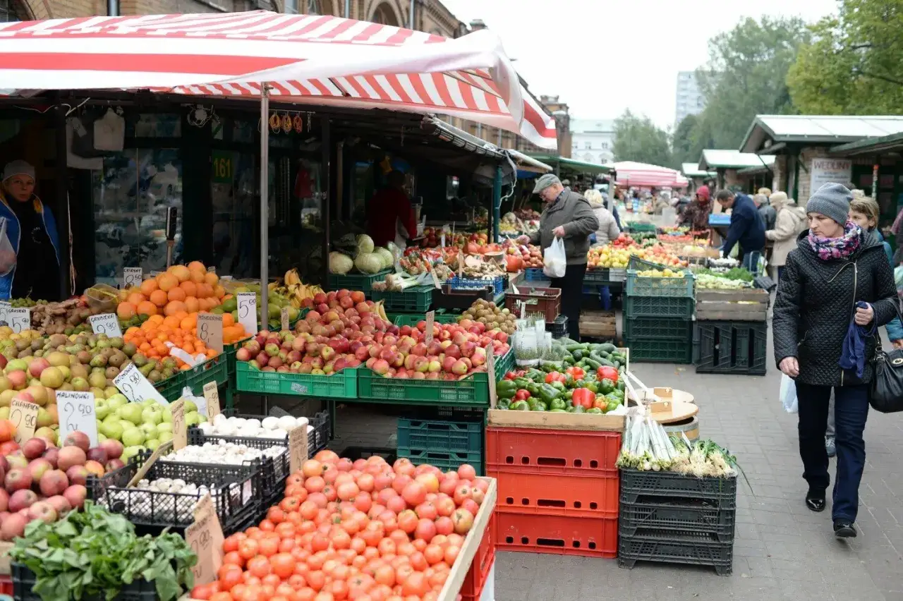 Lokalny targ z warzywami i owocami w Polsce