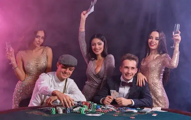 ludzie grający w karty z uśmiechem