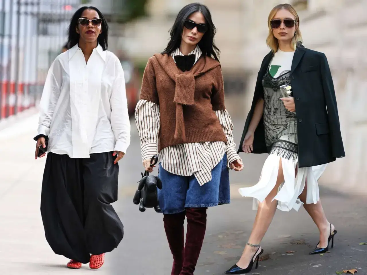 Trzy kobiety prezentują modę. Pierwsza w luźnej, białej koszuli i szerokich spodniach. To jest właśnie styl oversize, co to znaczy? Swoboda i wygoda!