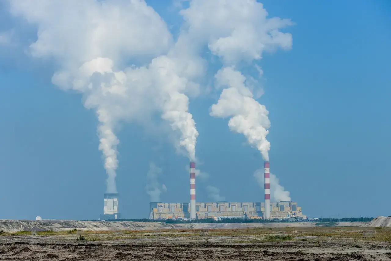 Ogromne kominy elektrowni Bełchatów wypuszczają kłęby pary. Zastanawiasz się, ile węgla spala elektrownia Bełchatów?