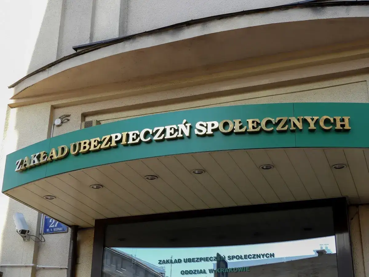 ZUS. Dowiedz się, co daje staż pracy do emerytury, odwiedzając placówkę.