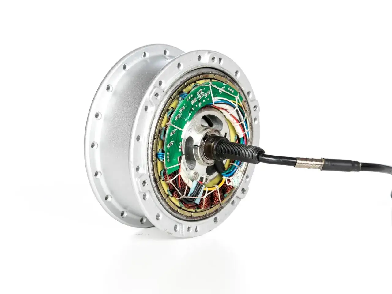 Silnik piasty do roweru z napędem na przednie koło, z widocznymi uzwojeniami i elektroniką.