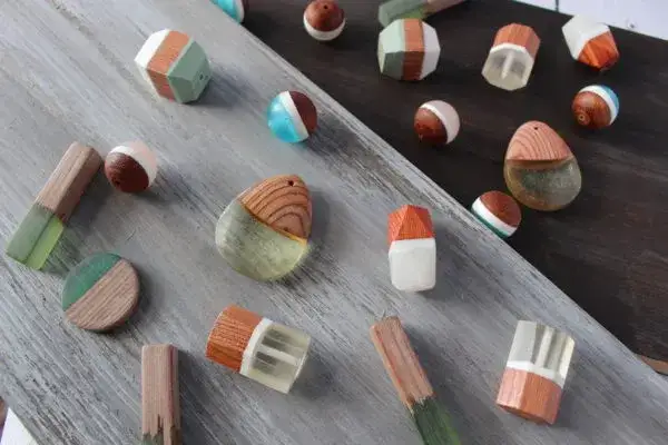 materiały do biżuterii ekologicznej drewno nasiona żywica papier plastik