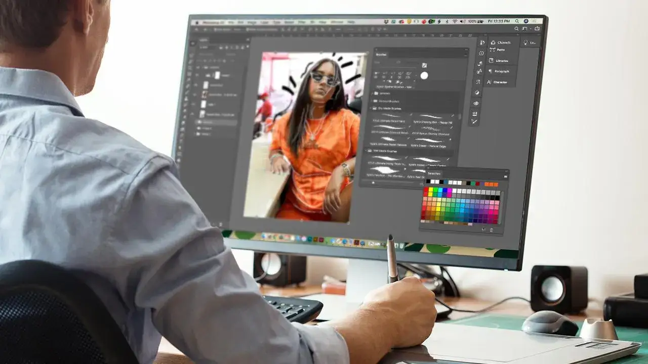 student korzystający z Adobe Photoshop na laptopie