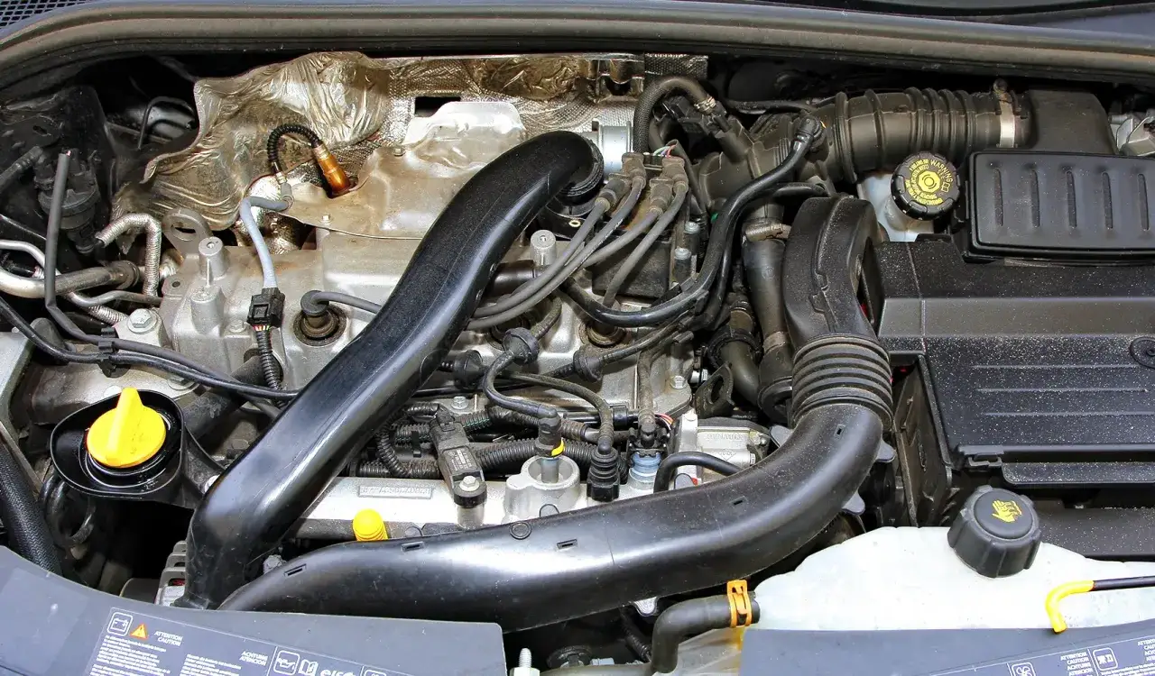 Silnik benzynowy z widocznymi przewodami, cewkami i elementami układu dolotowego. To serce samochodu, które dzięki swojej konstrukcji może być uznane za niezniszczalne silniki benzynowe.