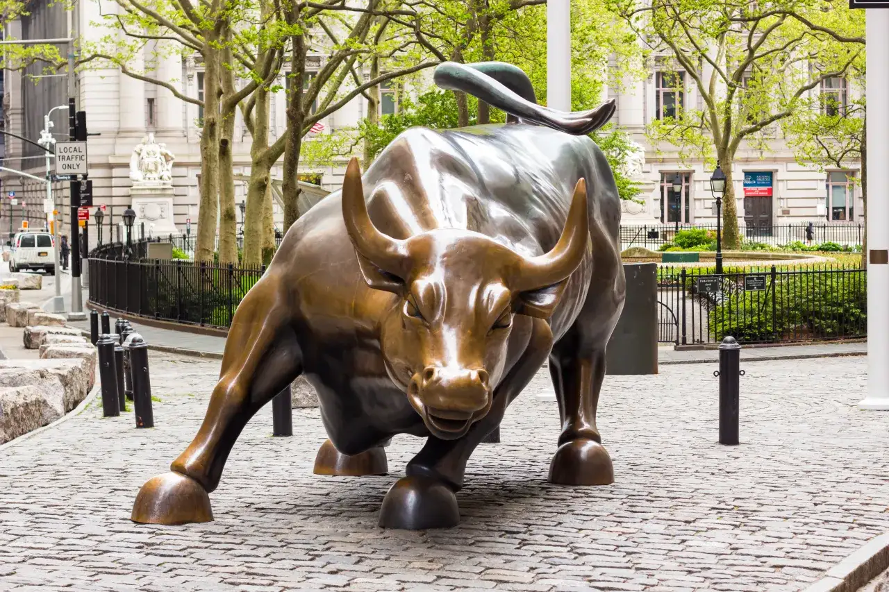 Brązowy byk na Wall Street, symbol hossy, gotowy do ataku. Dlaczego byk jest symbolem hossy? Bo atakuje z impetem, podnosząc ceny.