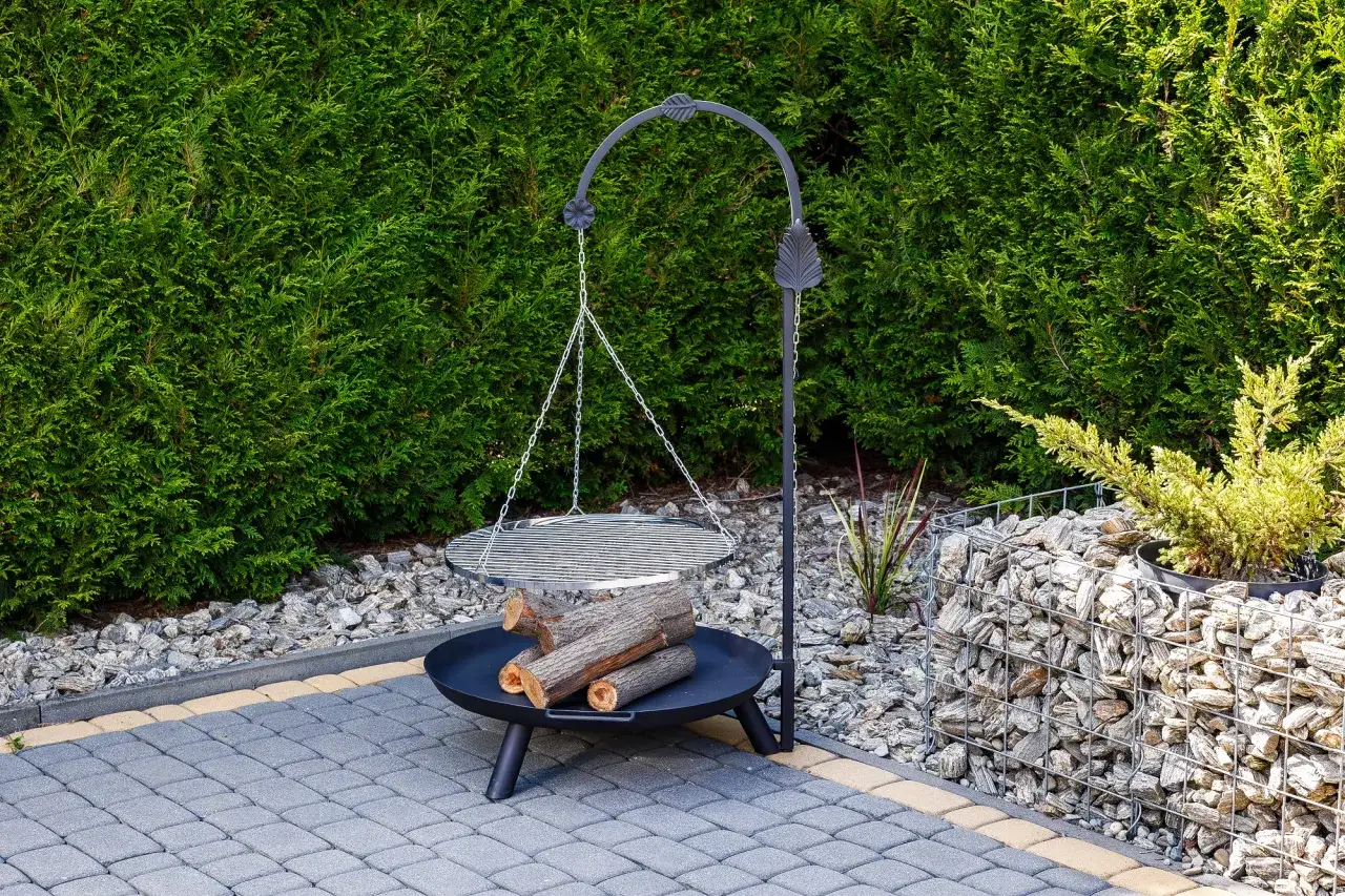 Grill wiszący na tr&oacute;jnogu w ogrodzie