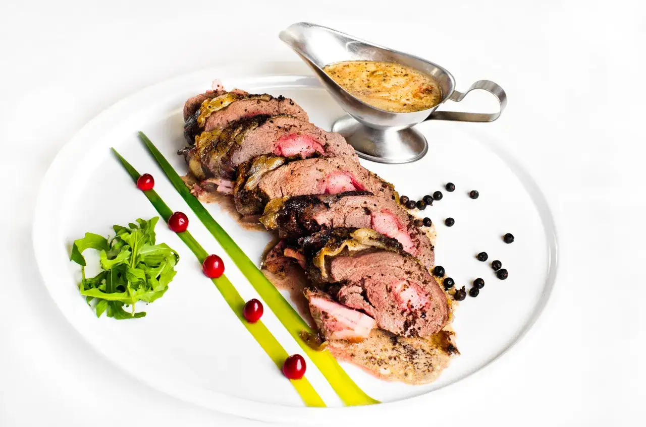 Uroczyste dania gł&oacute;wne pieczona kaczka polędwica wołowa