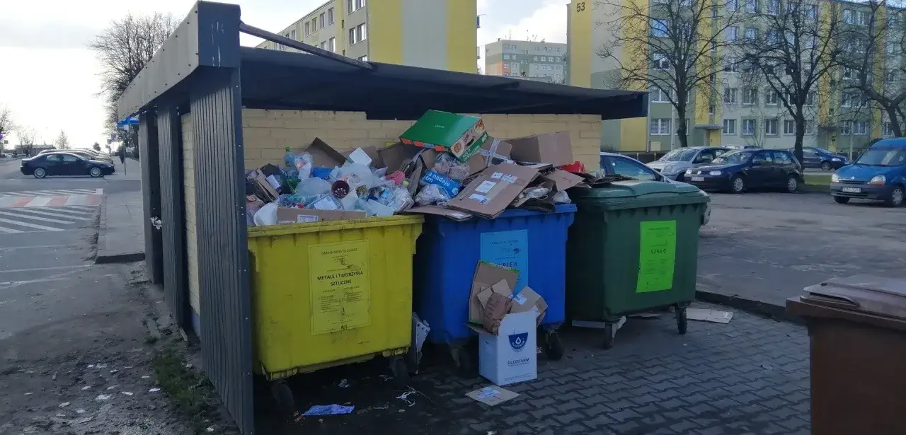 Pełne kontenery na śmieci w Zgierzu. Zastanawiasz się, ile za śmieci w Zgierzu? Segregacja odpadów to podstawa.