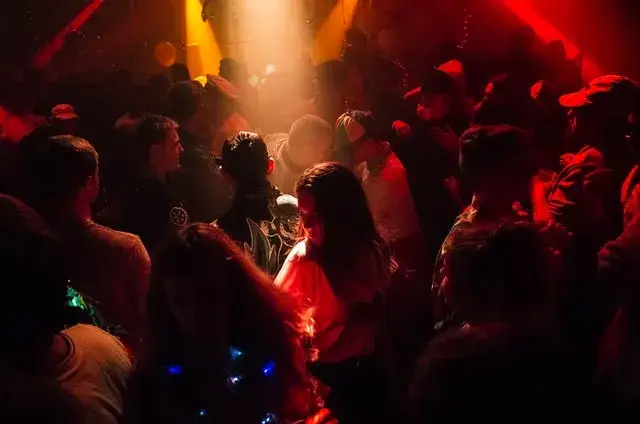 Kołobrzeg nocą kluby dyskoteki