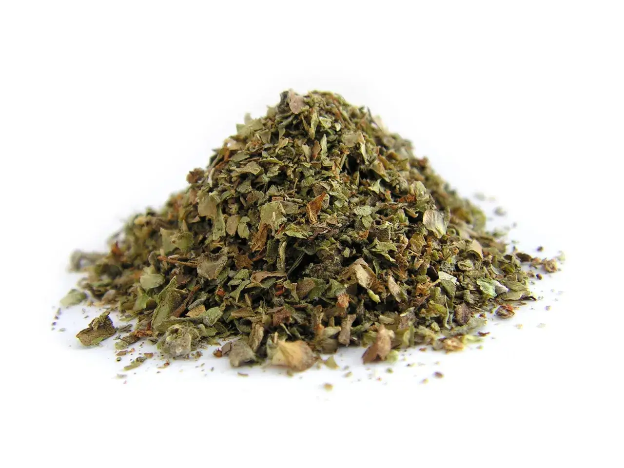 Kopiec suszonego majeranku, idealny do doprawienia barszczu czerwonego.