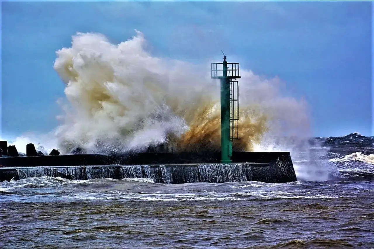 potężne fale sztormowe bałtyk