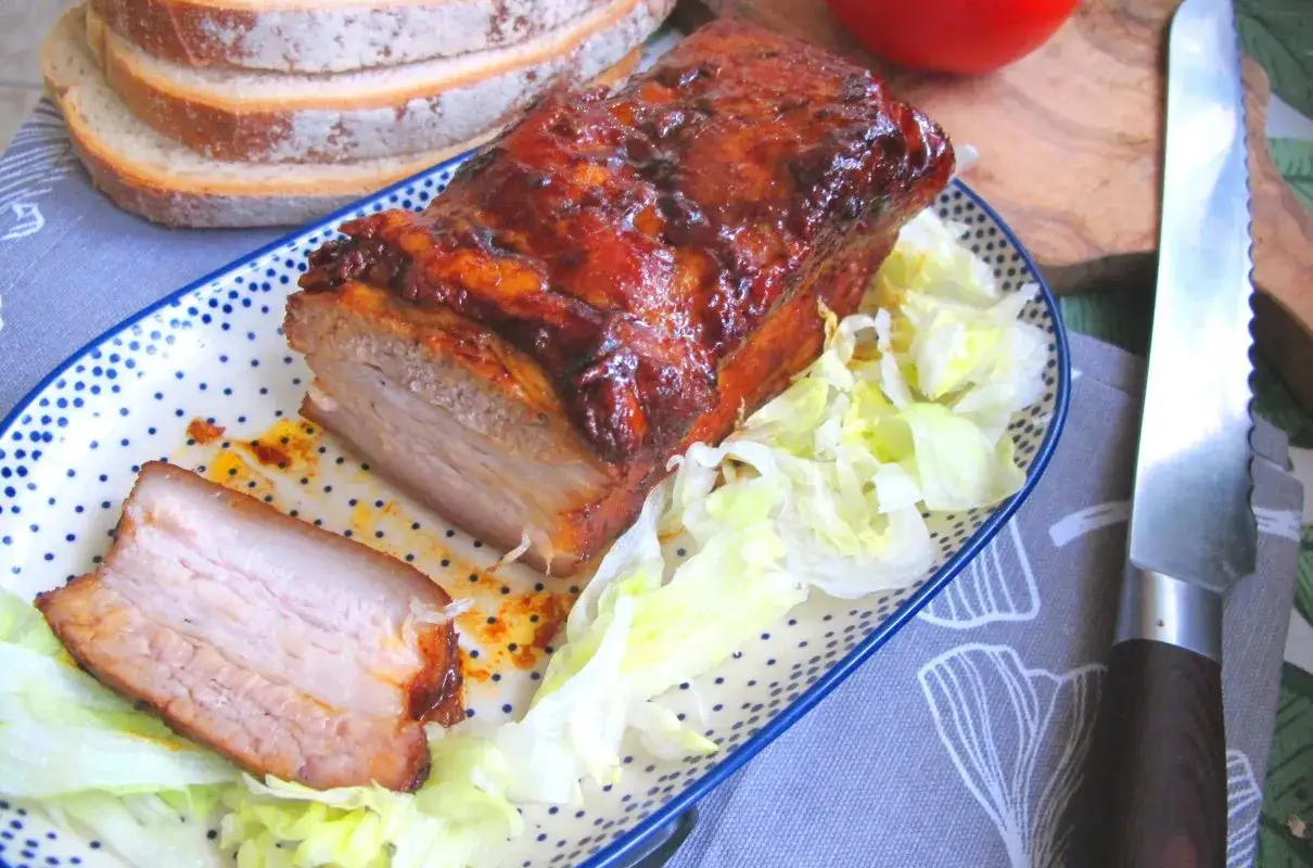 Soczysty boczek w sosie sojowym, polany błyszczącym glazurą, podany z chrupiącą sałatą. Idealny na obiad.