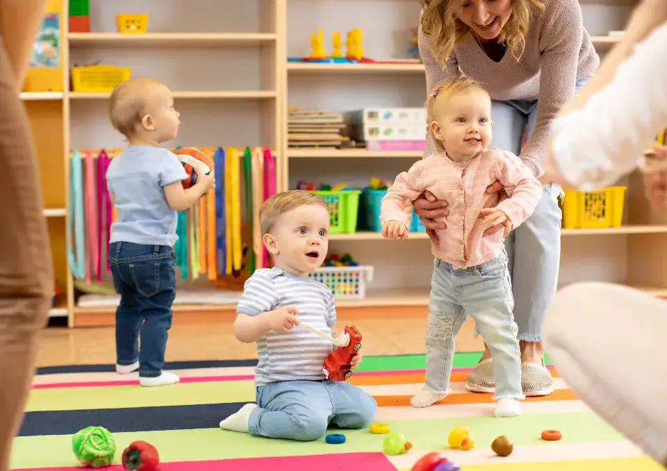 opiekunka z dziećmi w żłobku