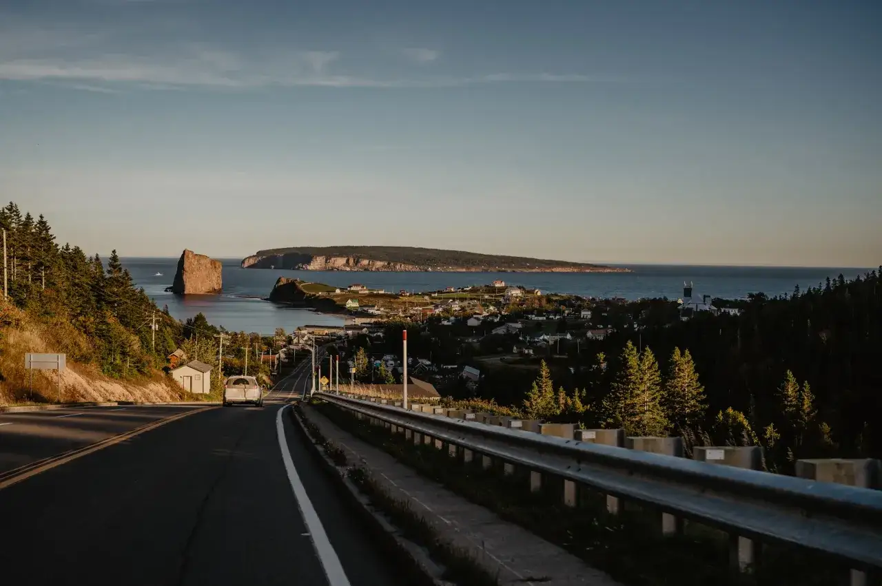 Droga prowadzi do malowniczego miasteczka na półwyspie Św. Wawrzyńca, z charakterystyczną skałą w morzu.