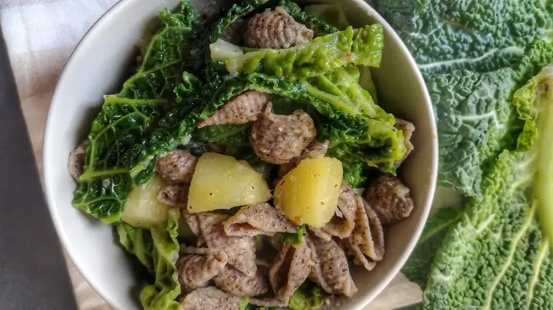 Piatto di pasta di grano saraceno con verdure