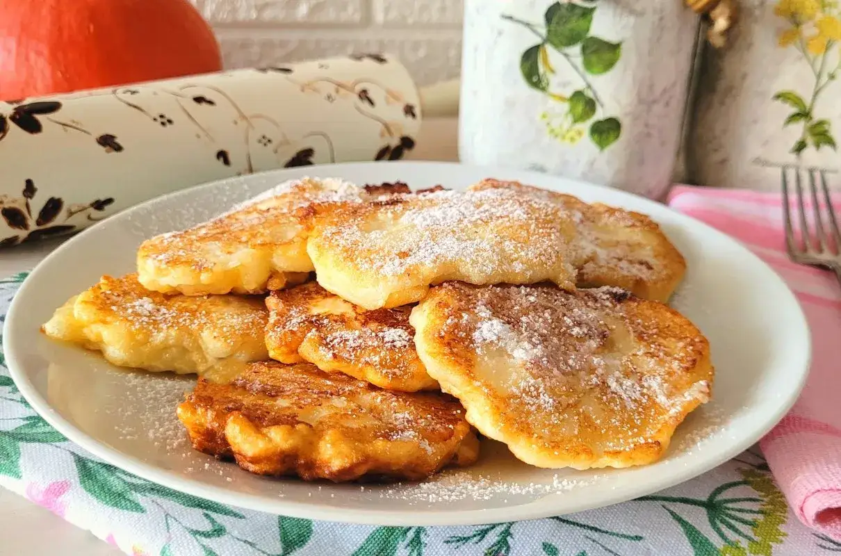 Placuszki z sera z wiaderka – pyszna alternatywa dla sernika. Posypane cukrem pudrem, idealne na śniadanie.