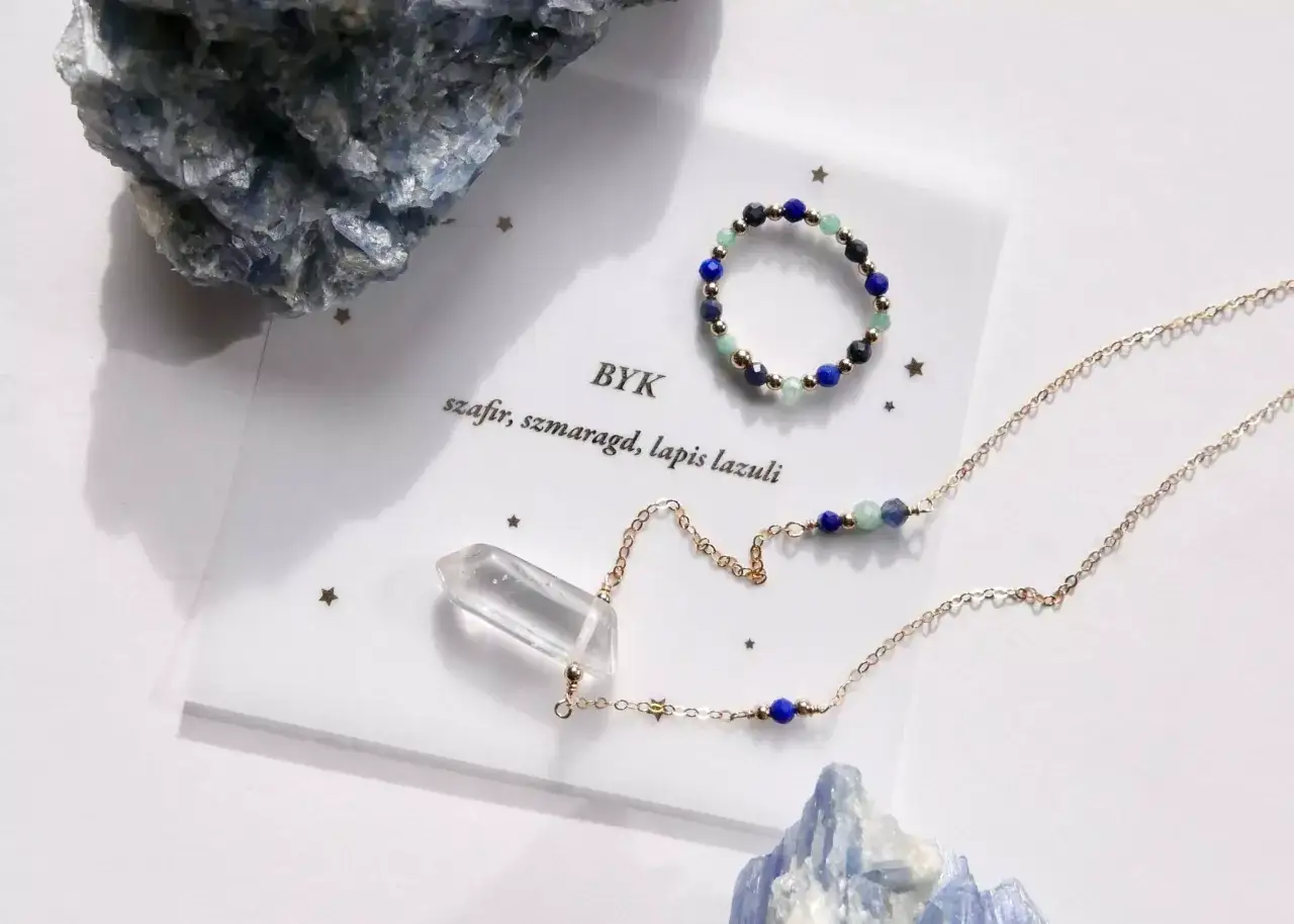 Biżuteria z lapis lazuli, szafiru i szmaragdu dla Byka. Delikatny naszyjnik z kryształem i bransoletka.