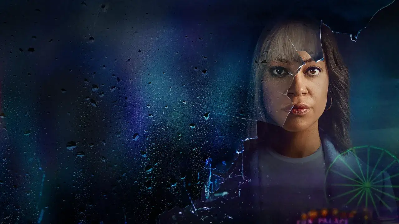 Kobieta patrzy przez pękniętą szybę, na której widać krople deszczu. W tle neonowy napis 