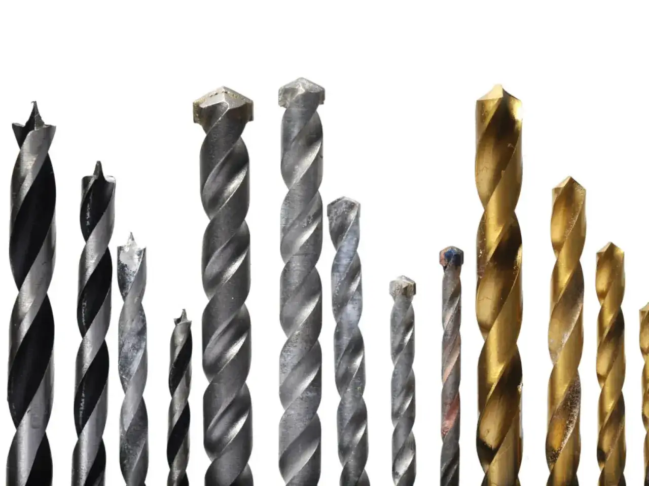 R&oacute;żnorodne wiertła do betonu i metalu, od grubych, stalowych po złote, o spiralnych żłobieniach.