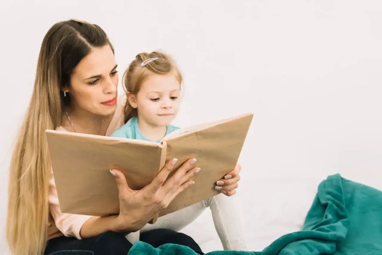 Rodzina wsp&oacute;lnie spędzająca czas, czytająca książki, dziecko uczące się w komfortowym otoczeniu