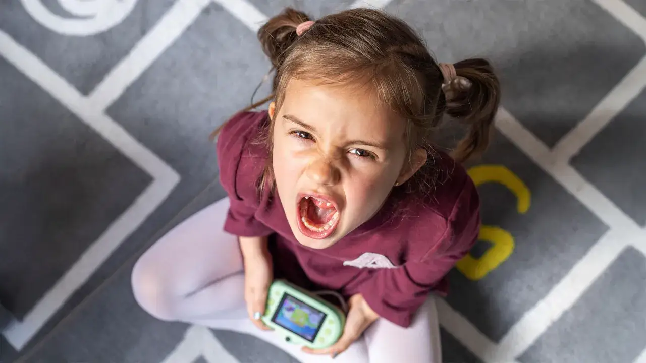 dziecko wyraża emocje frustracja