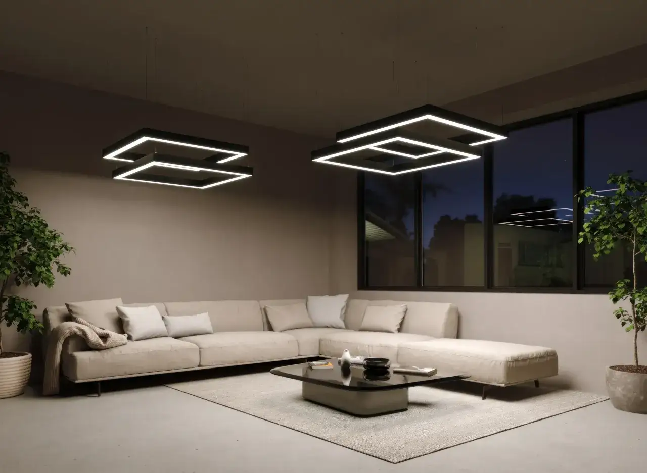 Nowoczesne lampy w kształcie kwadratów świeci pod sufitem, oświetlając przestronny salon z beżową kanapą i stolikiem kawowym.