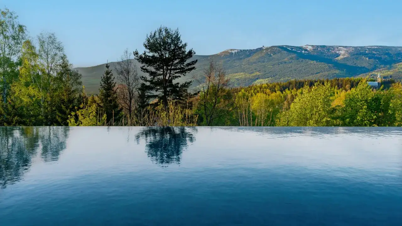 Basen infinity Karpacz widok na g&oacute;ry