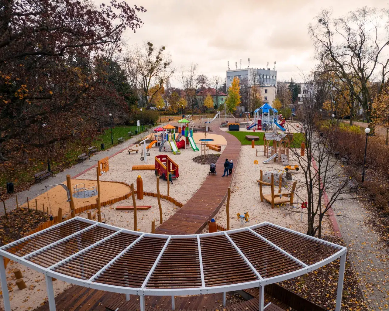Nowy plac zabaw Park Żeromskiego atrakcje drewniane konstrukcje