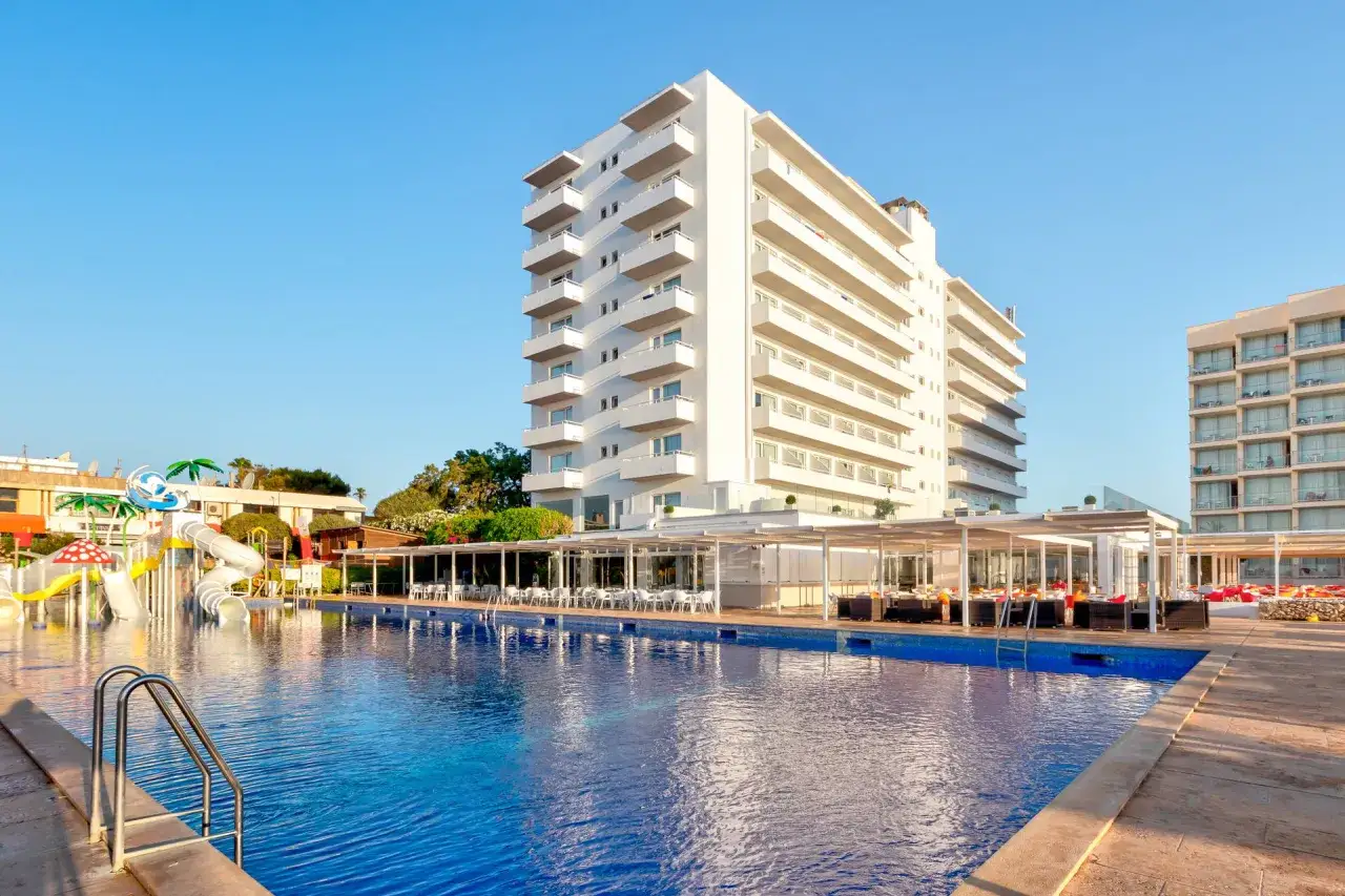 Basen z wodnymi zjeżdżalniami i hotelami. Zastanawiasz się, ile kosztuje tygodniowy pobyt na Majorce?