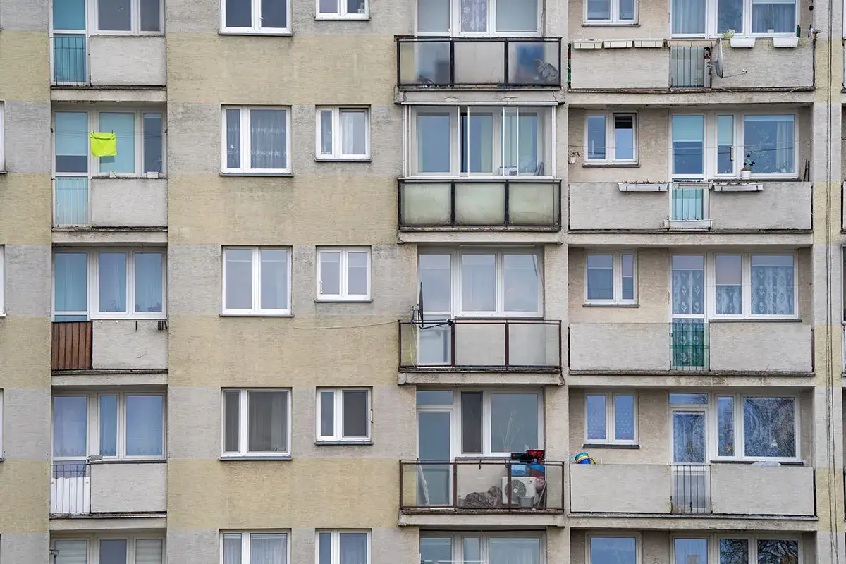 Elewacja bloku mieszkalnego z wieloma oknami i balkonami, sugerująca możliwość wymiany okien w bloku dofinansowanie.