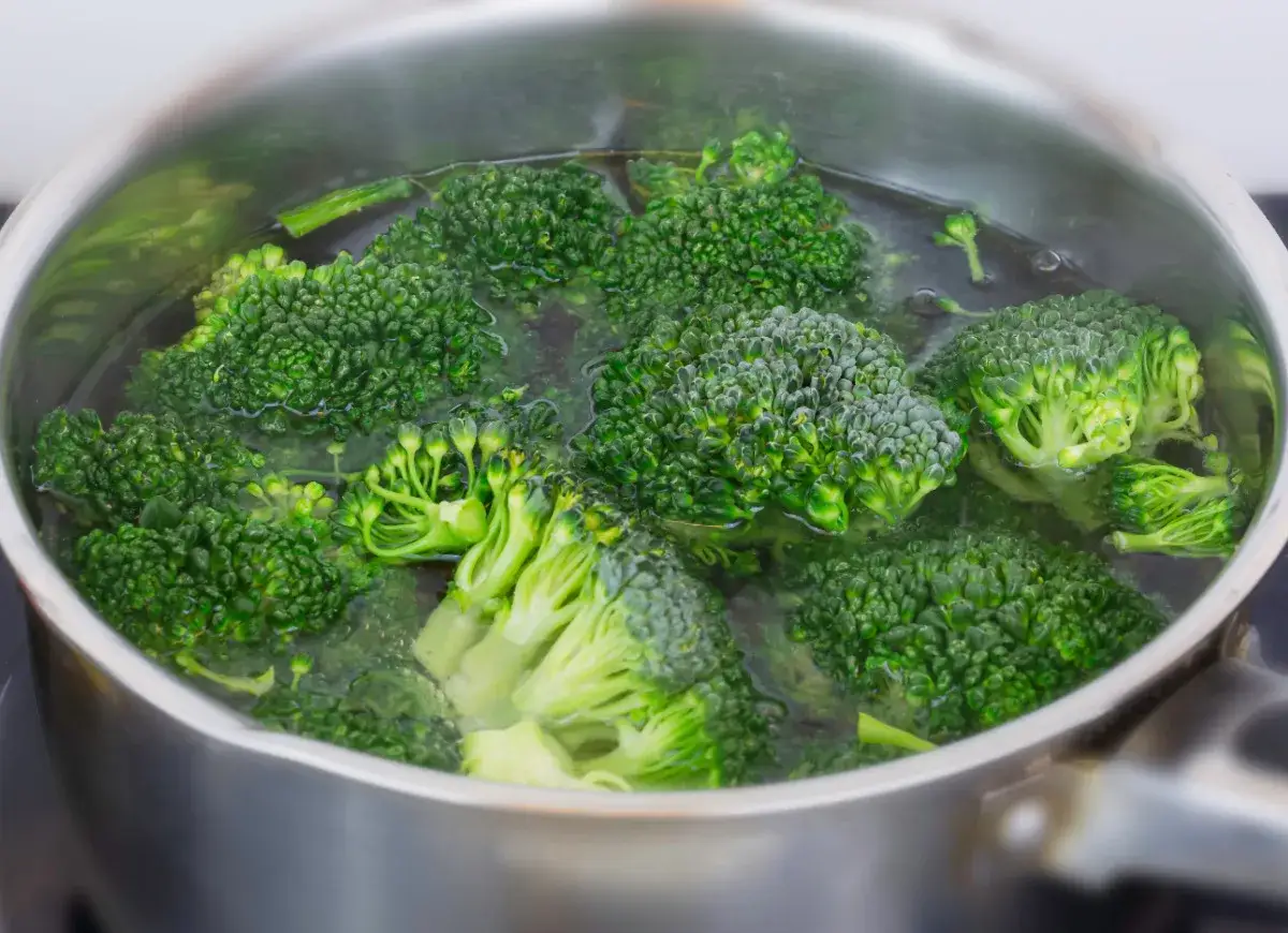 Brokuły gotują się w garnku. Zastanawiasz się, ile czasu blanszować brokuły, by były idealnie chrupiące?