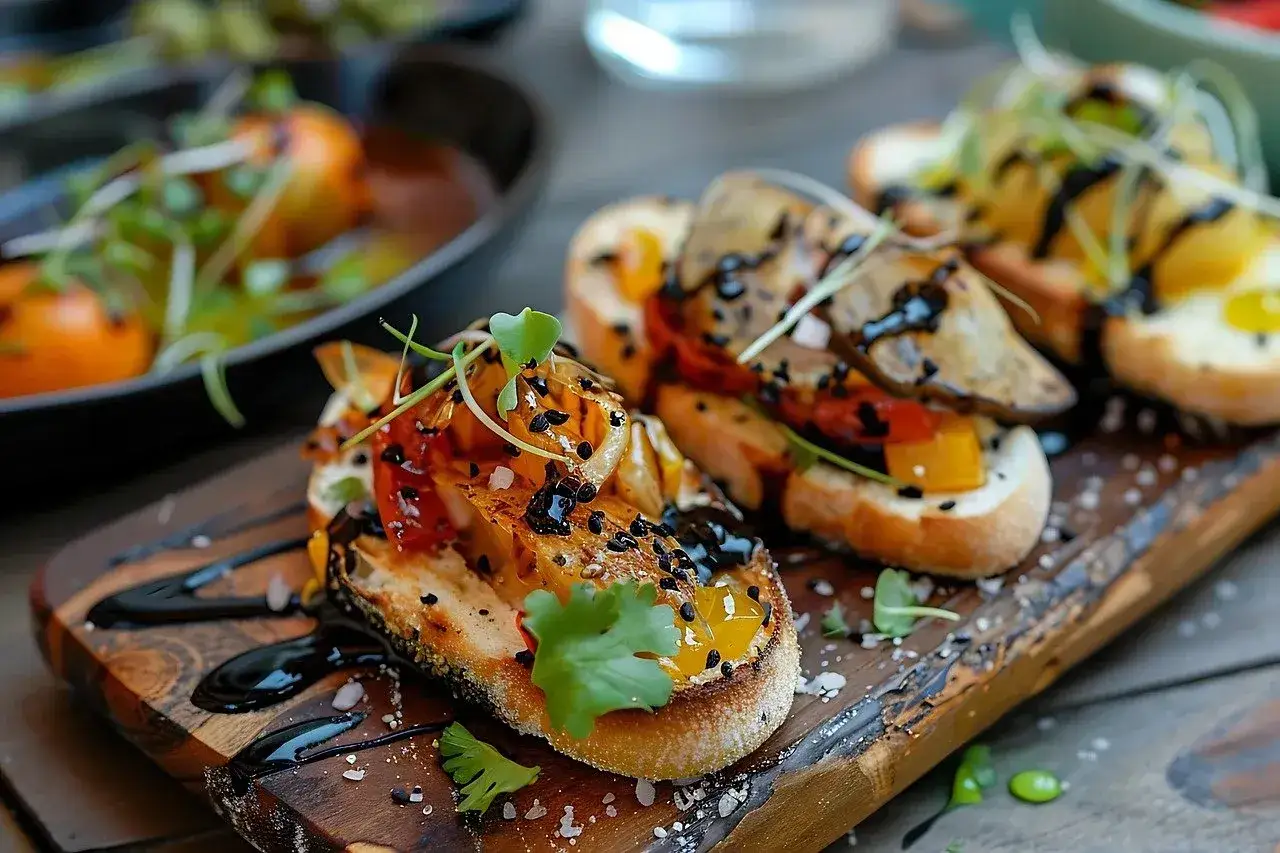 Kawałki grzanek z warzywami i ziołami, polane sosem. To przykład kuchni fusion, co to za połączenie smaków!