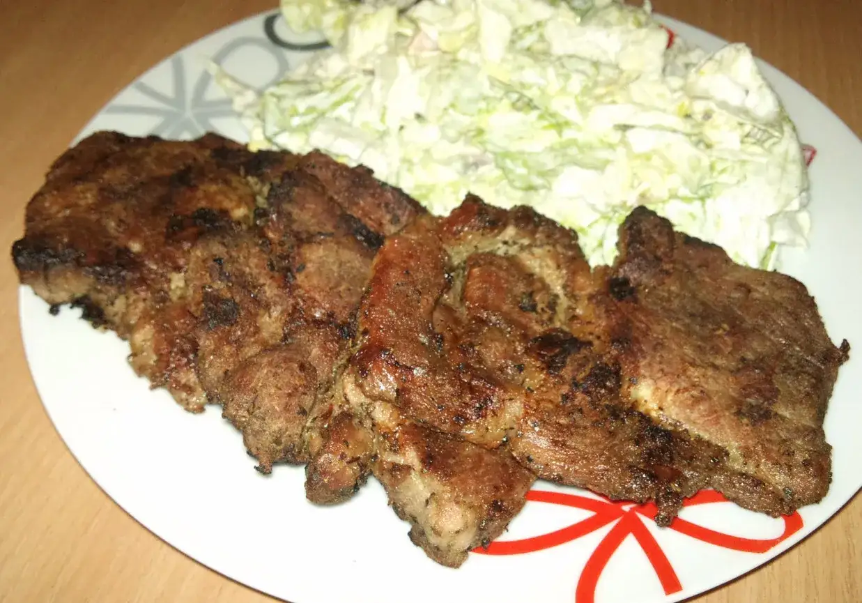 Soczysta karkówka z grilla, idealnie doprawiona. Zastanawiasz się, jakie przyprawy do karkówki wybrać? Ta wygląda na doprawioną klasycznie: solą, pieprzem i majerankiem.