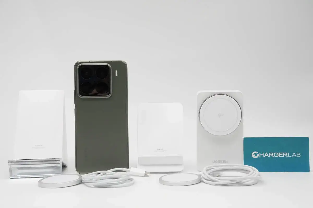 Zestaw akcesoriów do ładowania, w tym zielony smartfon Xiaomi, ładowarki indukcyjne i kable.